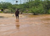 Una persona transita por un sector inundado en una población de Kenia.