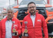 Jhon Zabaleta (i) y Adrián Castillo (d) con el trofeo de campeones de la prueba de rally.