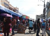 Comercio. Los vendedores informales se mezclaban entre los clientes.