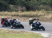 Los motociclistas demostraron su habilidad y velocidad en la pista de Yahuarcocha.