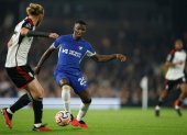 London (United Kingdom), 02/10/2023.- Moises Caicedo of Chelsea (R) controls the ball under pressure from Tim Ream of Fulham during the English Premier League soccer match between Fulham FC and Chelsea FC in London, Britain, 02 October 2023. (Reino Unido, Londres) EFE/EPA/DAVID CLIFF EDITORIAL USE ONLY. No use with unauthorized audio, video, data, fixture lists, club/league logos or "live" services. Online in-match use limited to 120 images, no video emulation. No use in betting, games or single club/league/player publications.