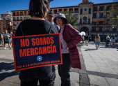 España. Una mujer luce un cartel en el que se puede leer “No somos mercancía. No a la explotación sexual”.