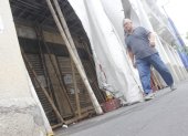 En algunos edificios hay cañas caídas y la tolda está rota
