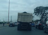 Un camión circulaba sin cobertor la mañana del sábado sobre la avenida Samborondón, ante la pasividad de un agente de tránsito.