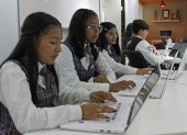 Un grupo de alumnas asisten a una de las jornadas de rutina de clases en algún país de Latinoamérica.