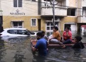 Chennai (India).-Residente de esta ciudad son rescatados para ser reubicados luego de las subidas de las aguas por el fuerte temporal.