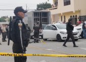 La Policía llegó al sitio del triple crimen.