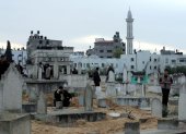 Gaza. Palestinos aparecen en cementerio de un campo de refugiados.