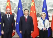 El presidente chino, Xi Jinping (C), la presidenta de la Comisión Europea, Ursula von der Leyen (D) y el presidente del Consejo Europeo, Charles Michel (I).