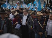 El presidente electo de Guatemala, Bernardo Arévalo de León (c), acompañado de simpatizantes y dirigentes políticos e indígenas, participa en una marcha hoy, en Ciudad de Guatemala (Guatemala).