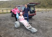 Líder. Roberto Molina alista la silla de ruedas a todoterreno en el Parque Nacional Cotopaxi.