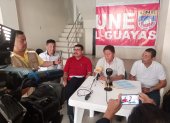 Dirigentes de la Unión Nacional de Educadores, entre ellos Jorge Escala (de rojo) e Hilario Beltrán (hablando), denunciaron la mora patronal de 23 distritos de Guayas.