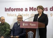 MEX4256. TOLUCA (MÉXICO), 09/12/2023.- La gobernadora estatal, Delfina Gómez (d), habla durante una conferencia de prensa hoy, en la Secretaria de Seguridad de la ciudad de Toluca, Estado de México (México). Autoridades mexicanas prometieron este sábado que no habrá impunidad y se comprometieron a trabajar para que no se repitan enfrentamientos como el ocurrido el viernes en el central Estado de México, entre pobladores y criminales, que dejó un saldo de 14 muertos, una decena de ellos pertenecientes al grupo criminal la Familia Michoacana. EFE/Felipe Gutiérrez