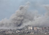Nahal Oz (Israel), 09/12/2023.- Smoke rises following an Isareli airstrike om Gaza"s al-Shuja"ia district as seen from Nahal Oz, Israel, 09 December 2023. Israeli forces resumed military strikes on Gaza after a week-long truce expired on 01 December. More than 16,200 Palestinians and at least 1,200 Israelis have been killed, according to the Palestinian Health Ministry and the Israel Defense Forces (IDF), since Hamas militants launched an attack against Israel from the Gaza Strip on 07 October, and the Israeli operations in Gaza and the West Bank which followed it. EFE/EPA/ATEF SAFADI