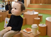 Tokio. Un café permite a sus usuarios experimentar lo que supone ser bebé por un día.