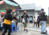 Pacientes y familiares en la puerta de ingreso del Hospital Teodoro Maldonado Carbo, del IESS, en Guayaquil