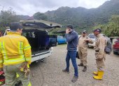 Bomberos de Cuenca trabajan en la zona para controlar el fuego.