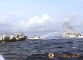 Un barco de la Guardia Costera China (D) disparando cañones de agua contra un barco de suministro operado por la Armada de Filipinas (M/L Kalayaan) (C) en el disputado mar de China Meridional el 10 de diciembre de 2023.