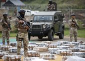 Incautación. Policías panameños muestran la droga decomisada.