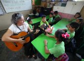 Maestra. Verónica Salazar, máster en Educación, compuso una canción para personas con discapacidad.