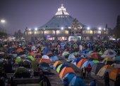Miles de fieles católicos pasaron la noche en el atrio de la Basílica de Guadalupe, en el 492 aniversario de la aparición de la Virgen de Guadalupe a San Juan Diego hoy, en Ciudad de México (México).