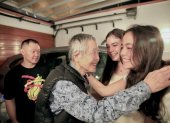 El expresidente Alberto Fujimori luego de su salida de prisión saluda con familiares cercanos.