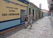 Calle. La Numa Pompilio Llona es la vía que atraviesa a Las Peñas. Una calle histórica en la que, a juicio de los guayaquileños, valdría la pena habilitar hoteles, cafeterías y bares