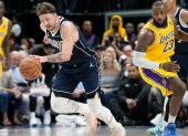 Luka Doncic de los Dallas Mavericks dominó las acciones durante el partido ante Los Angeles Lakers.
