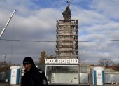 Un policía vigila el perímetro alrededor del monumento del Ejército Rojo en Sofía durante el inicio de su desmantelamiento.