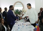 El presidente venezolano, Nicolás Maduro (d), mientras estrecha manos con el mandatario de Guyana, Irfaan Ali, durante su reunión de este jueves 14 de diciembre de 2023, en Argyle, cerca de Kingstown (San Vicente y las Granadinas).