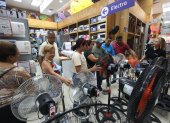 Tienda. Un grupo de clientes ve ventiladores en Estuardo Sánchez, en el centro de Guayaquil.