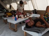 Pacientes esperan ser atendidos en el Centro de Médicos Sin Fronteras (MSF) en el barrio de Cité-Soleil, en Puerto Príncipe (Haití).