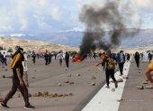 Una protesta ciudadana al bloquear la pista del aeropuerto de Ayacucho (Perú).