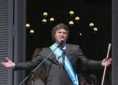 El presidente de Argentina, Javier Milei, sale al balcón de la Casa Rosada para saludar a simpatizantes. Él es el rostro del libertarismo en la región.