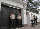 Disposición. Uniformados permanecen en las puertas de ingreso de la Embajada de México en Quito.