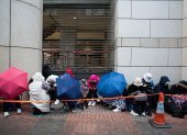 Los partidarios hacen cola frente a los edificios de la Corte de West Kowloon en Hong Kong, China.