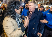 Alec Baldwin durante la pelea con el hombre. Afortunadamente, la policía intervino a tiempo.