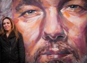 Stella Moris, esposa del periodista australiano fundador de WikiLeaks, Julian Assange, ante un mural con la cara de su esposo