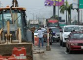 25 de Julio. Un trabajador dirige el tránsito que se forma en paralelo al inicio del puente en construcción.