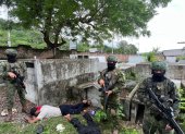 Las FF.AA. ejecutan patrullajes en el sector de Vuelta Larga, en Esmeraldas..Fueron detenidos dos miembros de G.D.O, quienes se dedicaban al microtráfico y extorsiones.