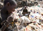 Unos niños buscan c.omida en un vertedero a las afueras de Nairobi