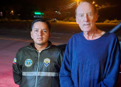 Fotografía cedida por la Policía de Ecuador de Colin Armstrong (d) luego de su liberación.