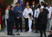 El mandatario de Venezuela, Nicolás Maduro (c-i), recibe hoy en el palacio presidencial de Miraflores, en Caracas (Venezuela), al empresario colombiano Alex Saab (c-d), horas después de ser liberado en Estados Unidos