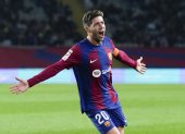 BARCELONA, 20/12/2023.- El defensa del FC Barcelona Sergi Roberto celebra tras anotar el 2-1 que adelanta a su conjunto durante el encuentro correspondiente a la jornada 18 de LaLiga EA Sports disputado este miércoles entre el FC Barcelona y la UD Almería en el estadio Olímpico Lluís Companys de Barcelona. EFE/ Alejandro Garcia