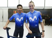 Nairo Quintana (i) y Enric Mas (líder) posan durante la presentación ayer del equipo Movistar en Madrid, España.