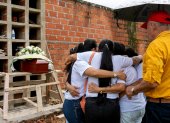 Un grupo de personas reunido para darle sepultura a los restos de un familiar en Montañita, en el sureño departamento de Caquetá (Colombia).