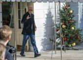 El presidente de EE.UU., Joe Biden, sale de la Casa Blanca rumbo a Milwaukee, este 20 de diciembre de 2023.