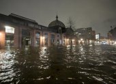 El agua del Elba es empujada hacia el mercado de pescado de Hamburgo durante una inundación tormentosa en Hamburgo, Alemania, el 21 de diciembre de 2023.