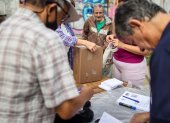 Ciudadanos de Venezuela asisten a puestos de votación.