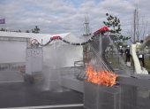 El "bombero dragón" en acción en la ceremonia de apertura de la cumbre mundial de robots en Fukushima.